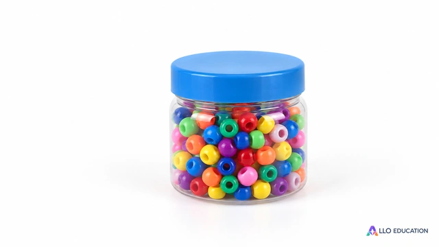 Un pot de perles colorées fermé, isolé sur fond clair, sans quantité numérique à interpréter.
