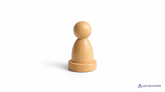 Un petit pion personnage de bois sur son socle rond, isolé sur fond clair.